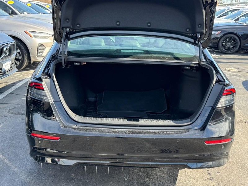 Honda Accord Hybrid Vehicle Full-screen Gallery Image 04