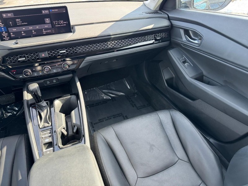 Honda Accord Hybrid Vehicle Full-screen Gallery Image 15