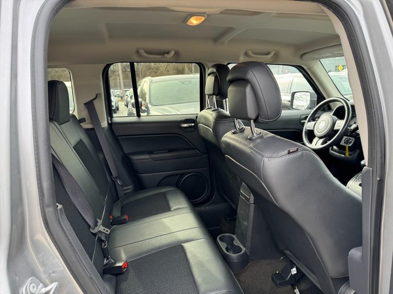 Jeep Patriot Vehicle Full-screen Gallery Image 10