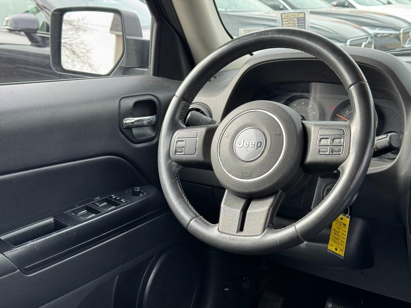 Jeep Patriot Vehicle Full-screen Gallery Image 12