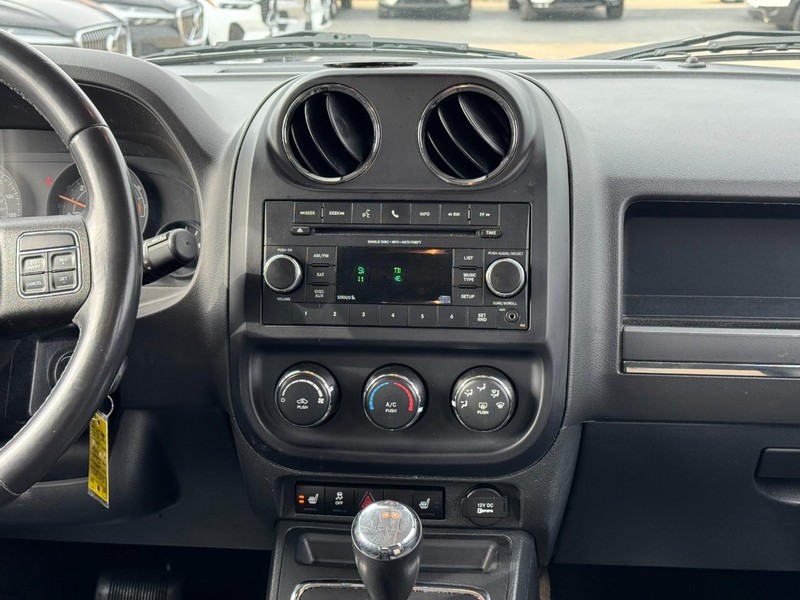Jeep Patriot Vehicle Full-screen Gallery Image 13