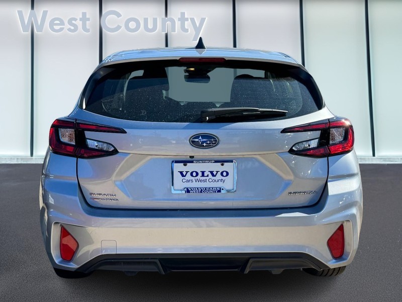 Subaru Impreza Vehicle Full-screen Gallery Image 05