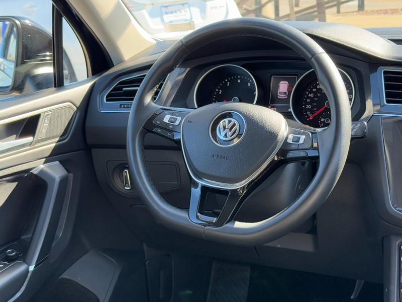 Volkswagen Tiguan Vehicle Full-screen Gallery Image 12