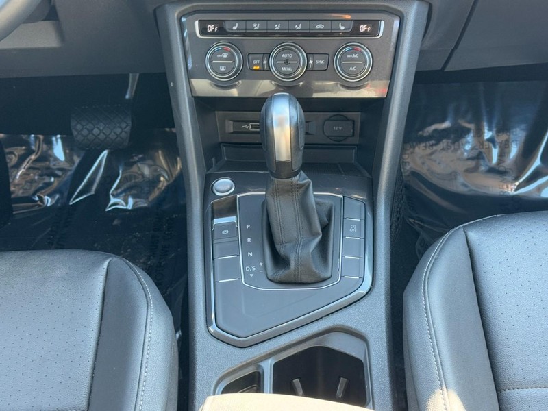 Volkswagen Tiguan Vehicle Full-screen Gallery Image 14