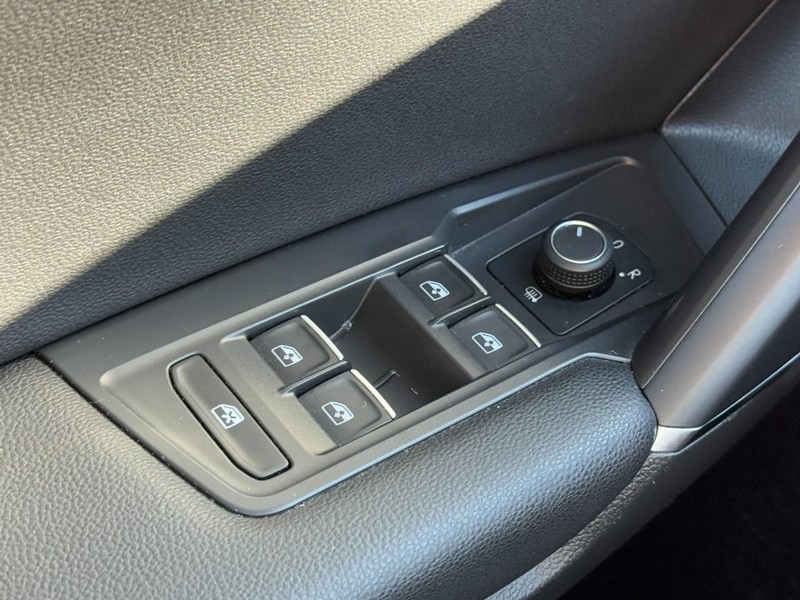 Volkswagen Tiguan Vehicle Full-screen Gallery Image 21