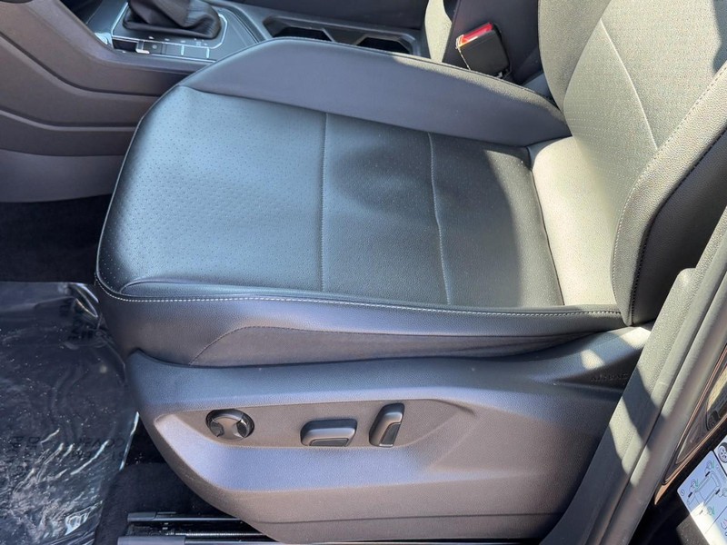 Volkswagen Tiguan Vehicle Full-screen Gallery Image 22