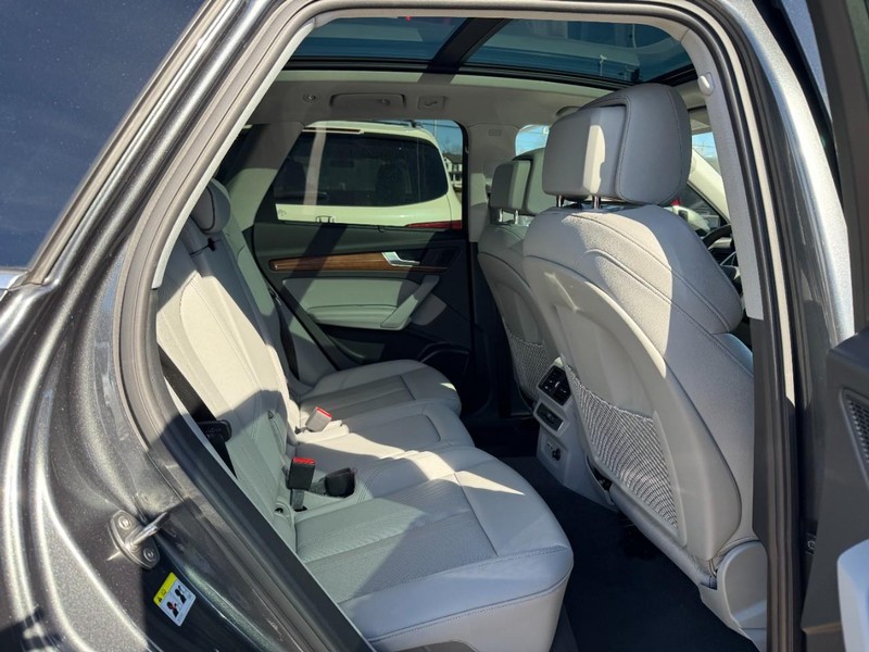 Audi Q5 Vehicle Full-screen Gallery Image 09