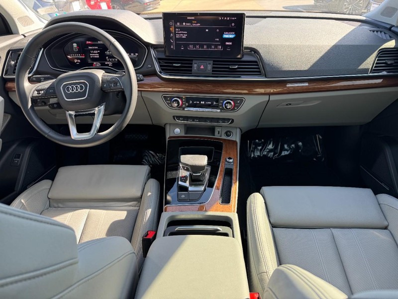 Audi Q5 Vehicle Full-screen Gallery Image 10