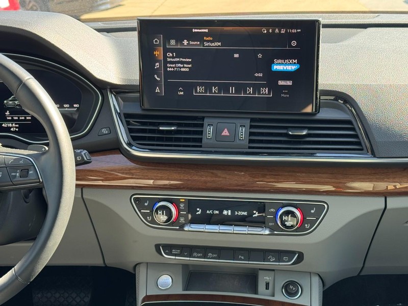 Audi Q5 Vehicle Full-screen Gallery Image 12