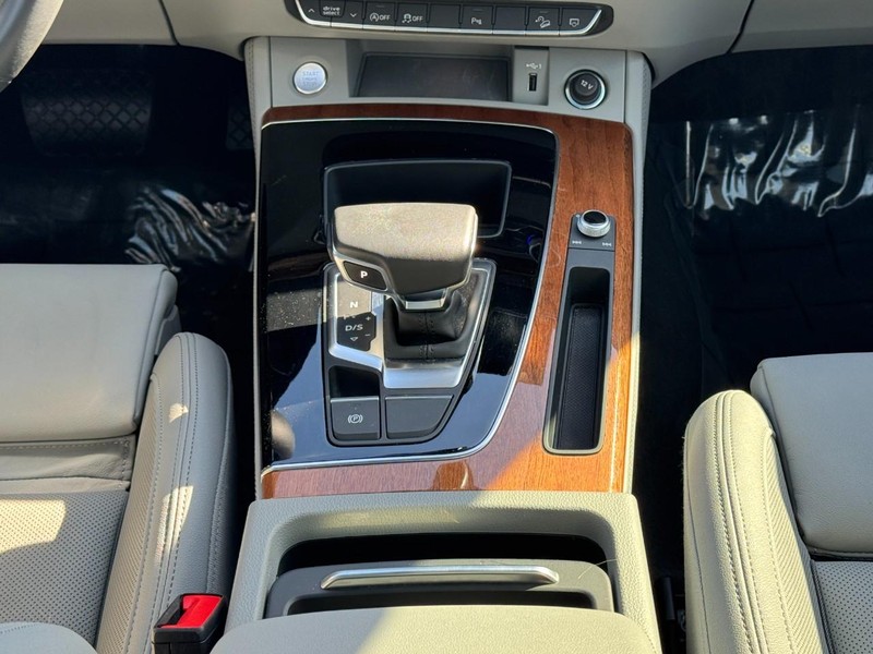 Audi Q5 Vehicle Full-screen Gallery Image 13