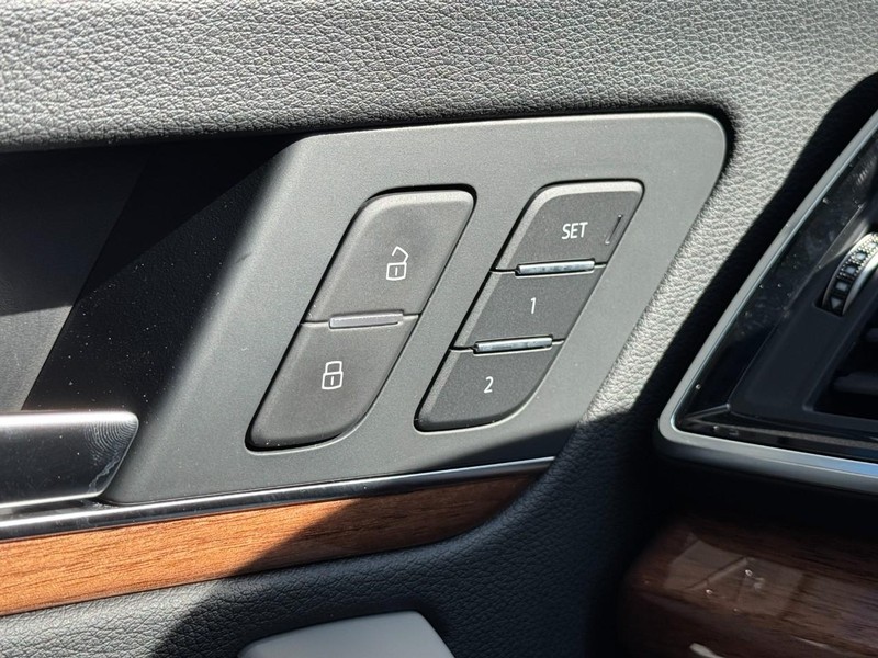 Audi Q5 Vehicle Full-screen Gallery Image 15