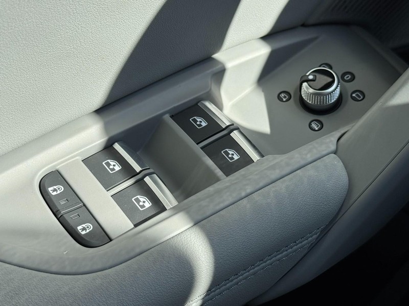 Audi Q5 Vehicle Full-screen Gallery Image 21