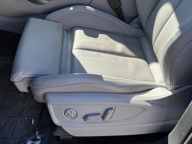 Audi Q5 Vehicle Full-screen Gallery Image 22