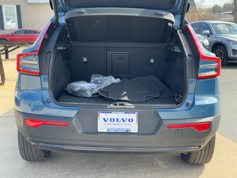 Volvo C40 Recharge Pure Electric Vehicle Full-screen Gallery Image 04