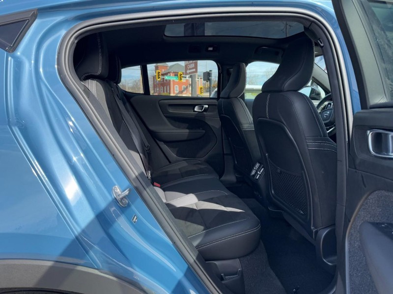 Volvo C40 Recharge Pure Electric Vehicle Full-screen Gallery Image 10