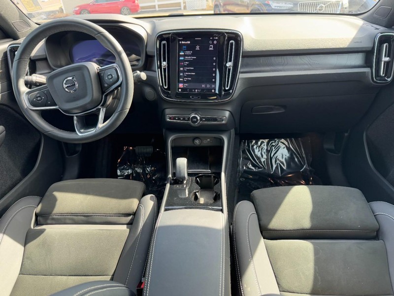 Volvo C40 Recharge Pure Electric Vehicle Full-screen Gallery Image 11