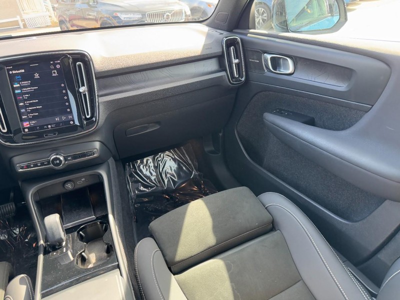 Volvo C40 Recharge Pure Electric Vehicle Full-screen Gallery Image 15