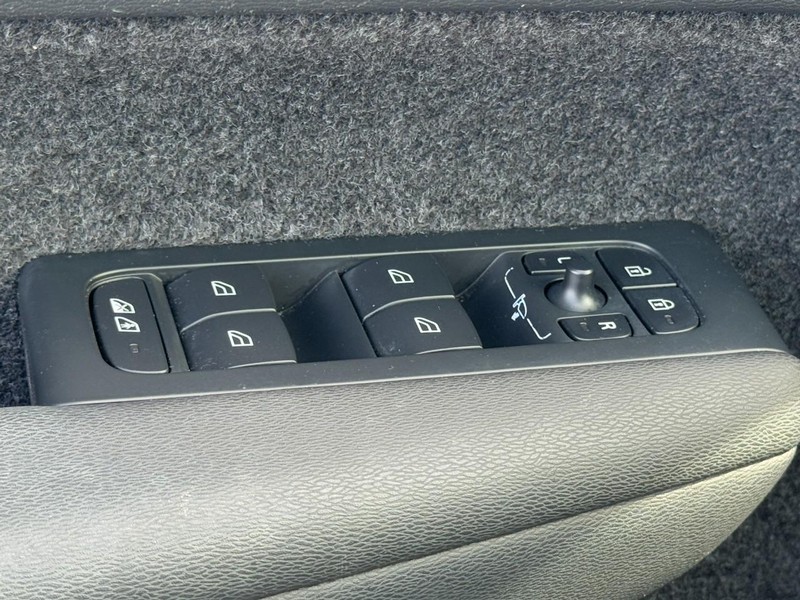 Volvo C40 Recharge Pure Electric Vehicle Full-screen Gallery Image 22