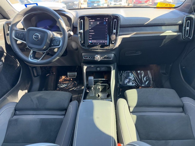 Volvo C40 Recharge Pure Electric Vehicle Full-screen Gallery Image 11