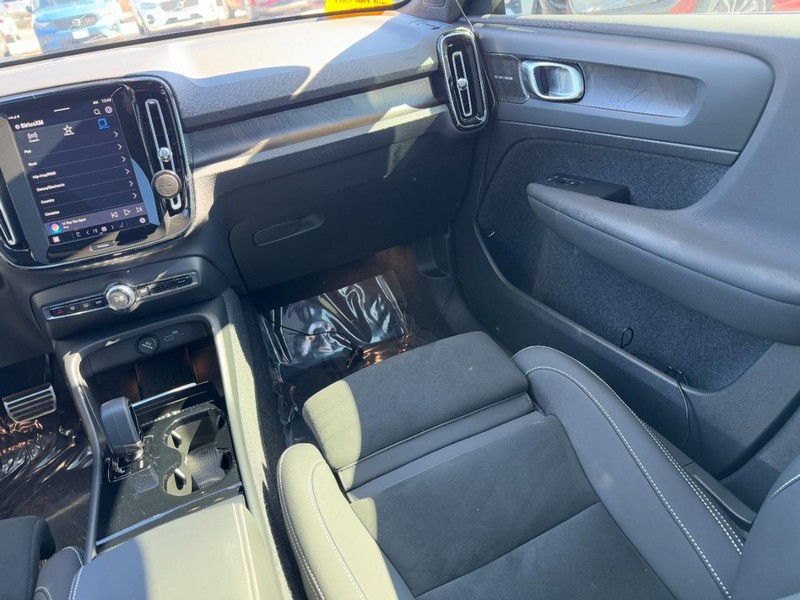 Volvo C40 Recharge Pure Electric Vehicle Full-screen Gallery Image 15