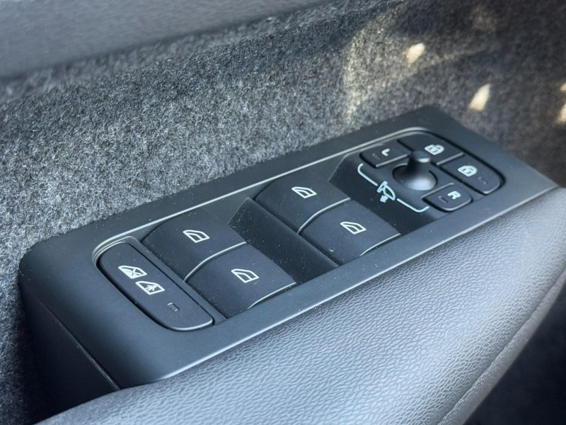 Volvo C40 Recharge Pure Electric Vehicle Full-screen Gallery Image 23