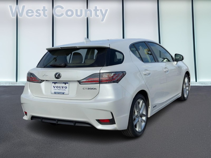 Lexus CT 200h Vehicle Full-screen Gallery Image 03
