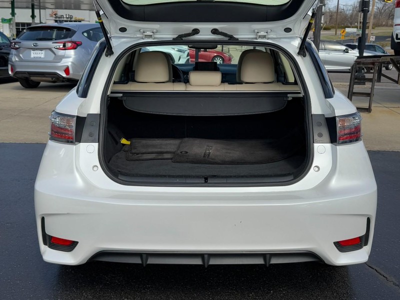 Lexus CT 200h Vehicle Full-screen Gallery Image 04