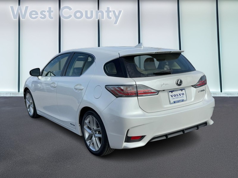 Lexus CT 200h Vehicle Full-screen Gallery Image 06