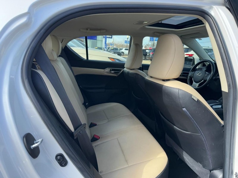 Lexus CT 200h Vehicle Full-screen Gallery Image 10