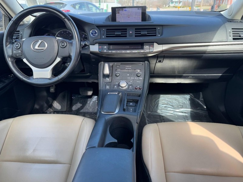 Lexus CT 200h Vehicle Full-screen Gallery Image 11