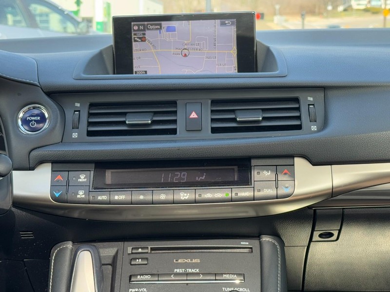 Lexus CT 200h Vehicle Full-screen Gallery Image 13