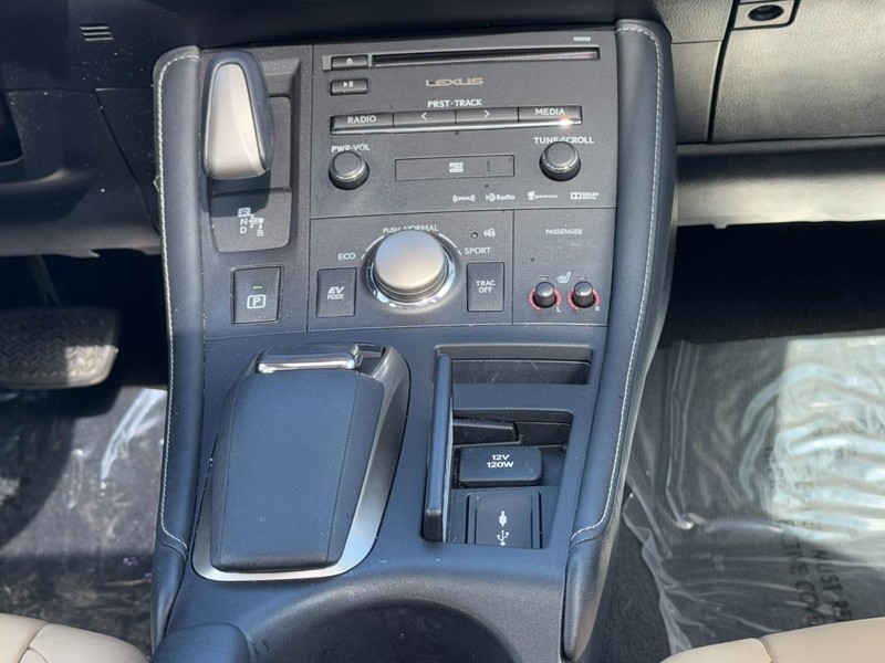 Lexus CT 200h Vehicle Full-screen Gallery Image 14