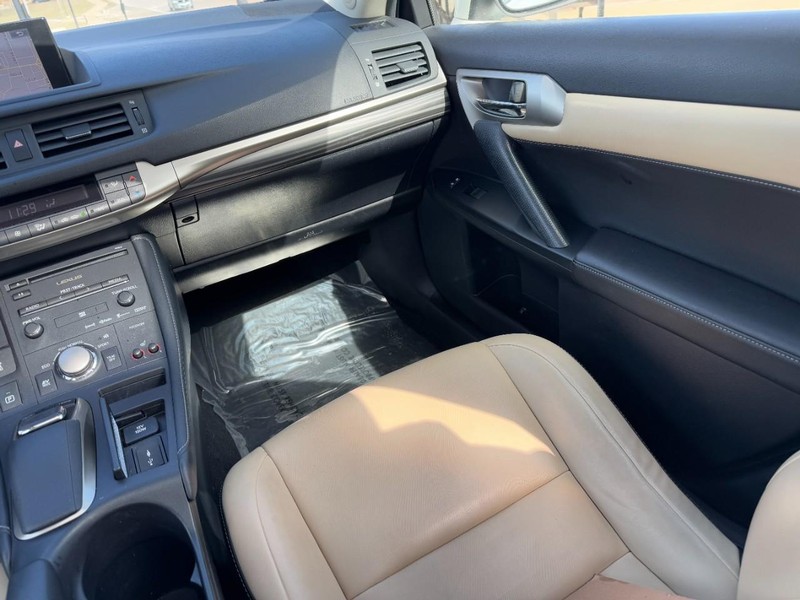 Lexus CT 200h Vehicle Full-screen Gallery Image 15