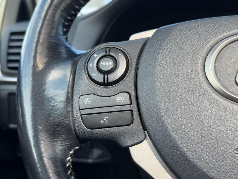 Lexus CT 200h Vehicle Full-screen Gallery Image 16