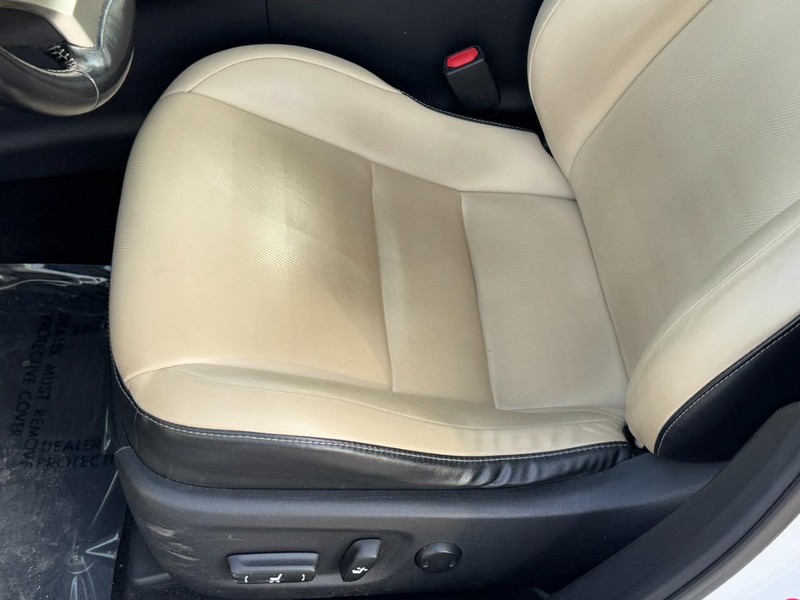 Lexus CT 200h Vehicle Full-screen Gallery Image 23