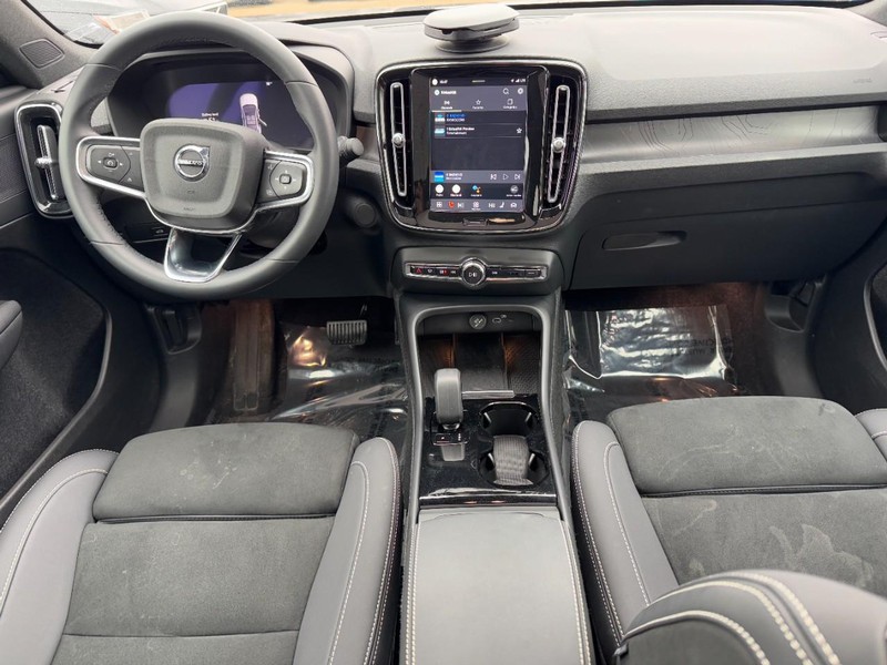 Volvo C40 Recharge Pure Electric Vehicle Full-screen Gallery Image 11