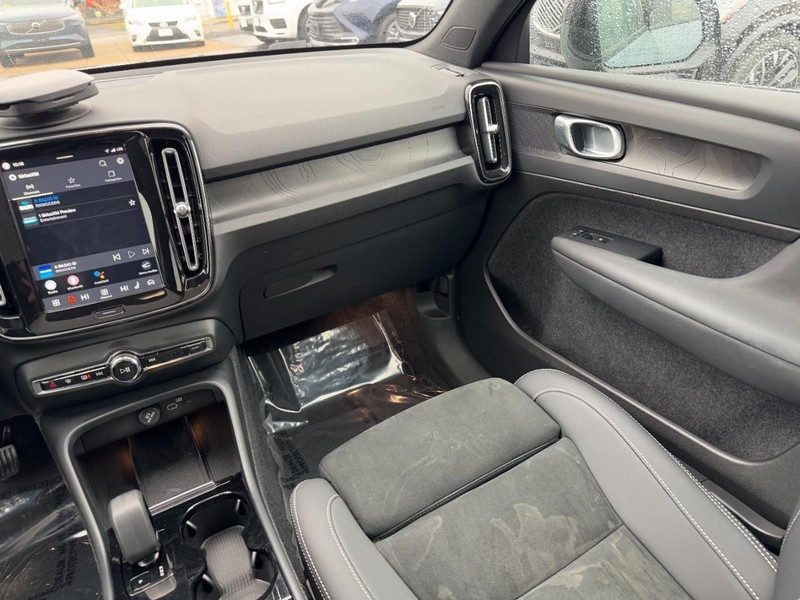 Volvo C40 Recharge Pure Electric Vehicle Full-screen Gallery Image 15