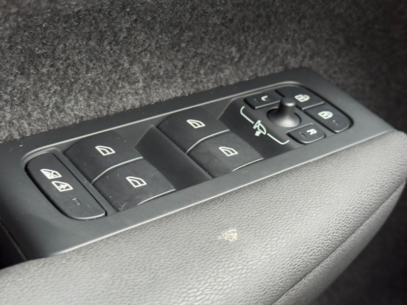 Volvo C40 Recharge Pure Electric Vehicle Full-screen Gallery Image 23