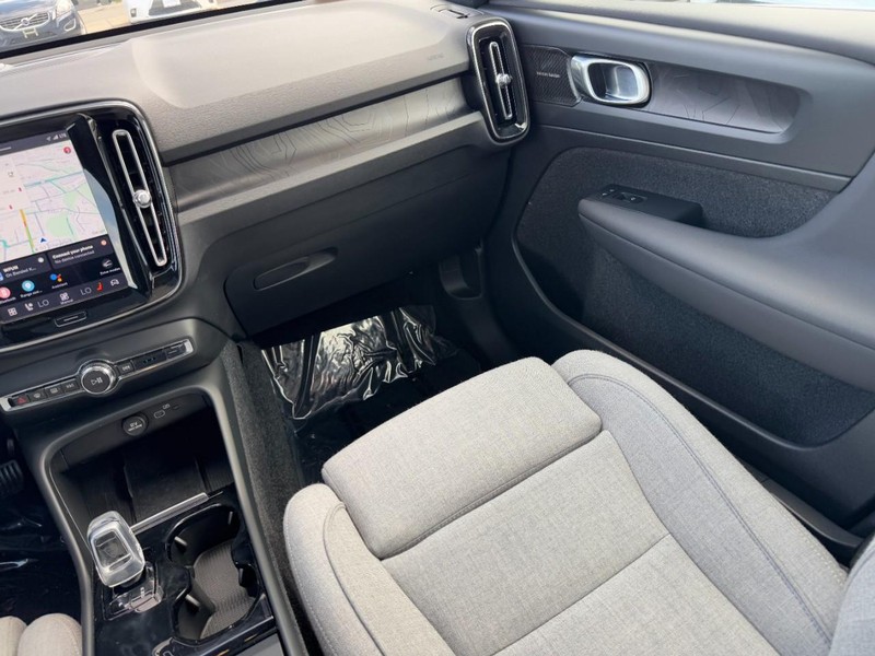 Volvo C40 Recharge Pure Electric Vehicle Full-screen Gallery Image 15