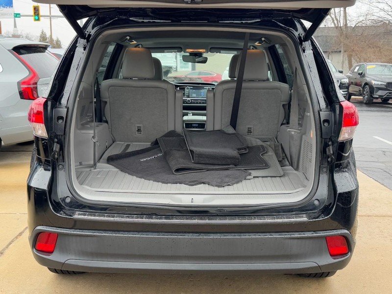 Toyota Highlander Vehicle Full-screen Gallery Image 04