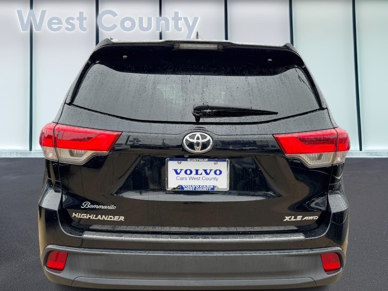 Toyota Highlander Vehicle Full-screen Gallery Image 05