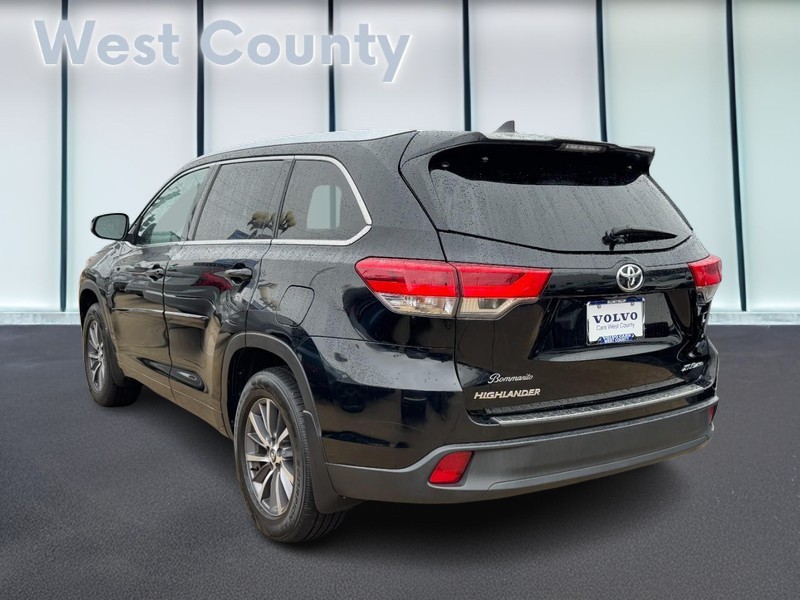 Toyota Highlander Vehicle Full-screen Gallery Image 06