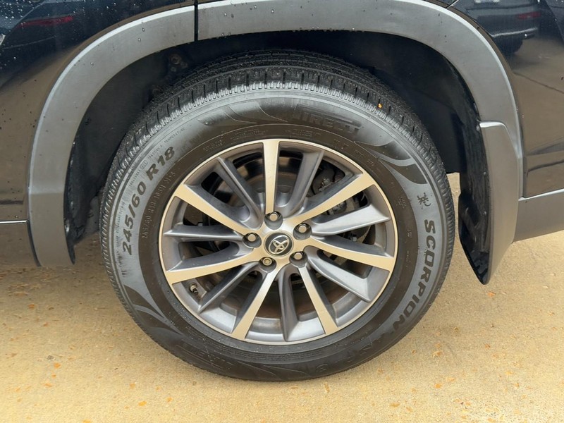 Toyota Highlander Vehicle Full-screen Gallery Image 07