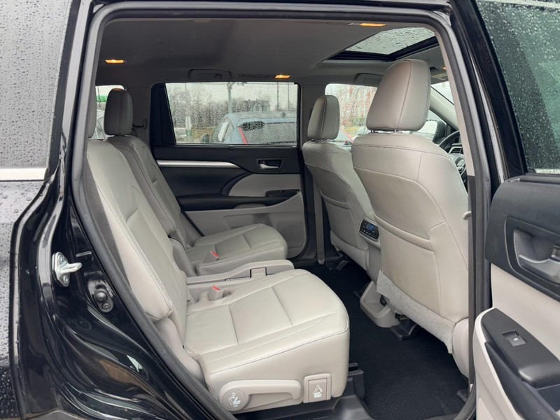 Toyota Highlander Vehicle Full-screen Gallery Image 10