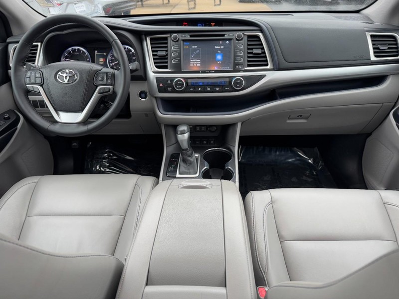 Toyota Highlander Vehicle Full-screen Gallery Image 11