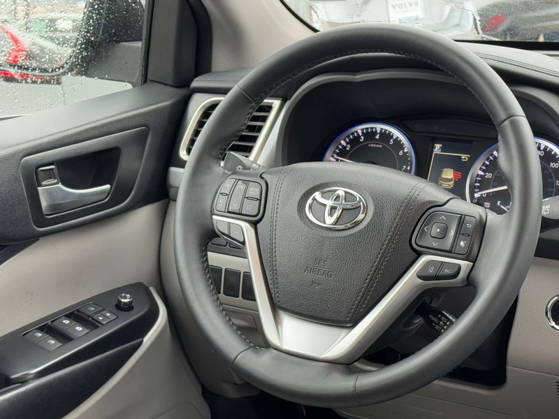 Toyota Highlander Vehicle Full-screen Gallery Image 12