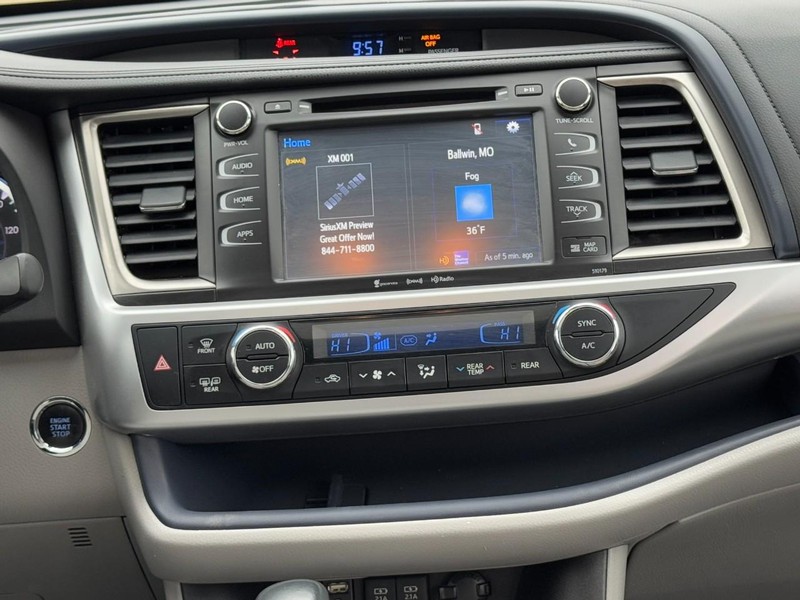 Toyota Highlander Vehicle Full-screen Gallery Image 13