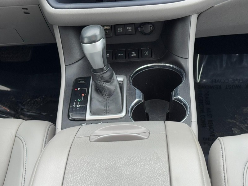 Toyota Highlander Vehicle Full-screen Gallery Image 14
