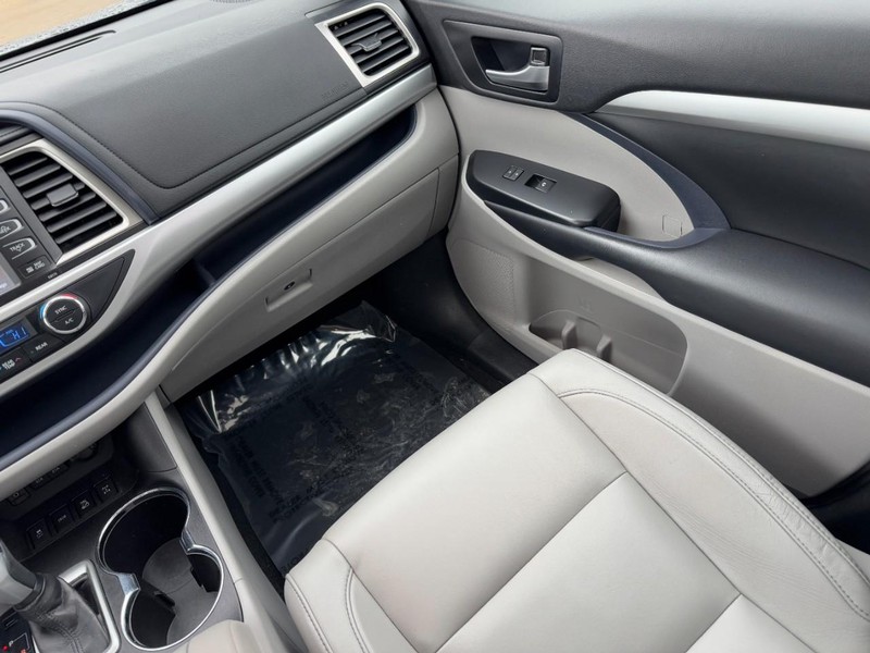 Toyota Highlander Vehicle Full-screen Gallery Image 15