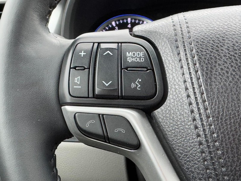 Toyota Highlander Vehicle Full-screen Gallery Image 16